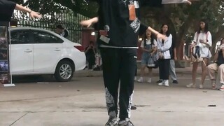 Các fan nam của Rikimaru lại có mặt để nhảy "Let's Go Together" cho mọi người xem! ! ! Tại sao bạn k