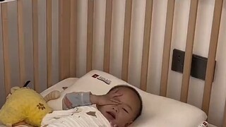 ลูกน้อยวัย 1 ขวบ 11 เดือนของฉันสามารถทำอาหารเช้าเอง แต่งตัวเอง กินอาหารเอง และอ่านหนังสือเองได้ เรีย