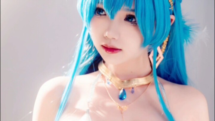 สาวน้อยน่ารัก นักคอลเพลย์ ผมสีฟ้า ตาโต และถือปืน