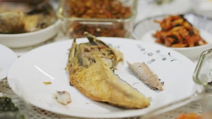 Koreans are really enough, the whole family eats half a fried fish and two bowls of rice!