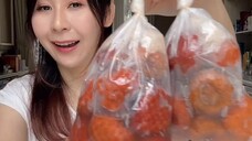 Hayooo buah apa lagi ini   . Bukan salak yang pasti … walau kulitnya mirip , tapi isinya beda banget