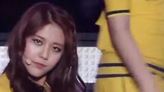 [Layar vertikal] Rok pendek kuning dan biru AOA Shin Hye-jeong menjulang