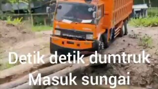 Deti detik truk pengakut pasir masuk jurang