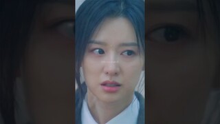 He saved her in the blink of time💚l Queen of tears#queenoftears #kimsoohyun#kimjiwon#kdrama#shorts