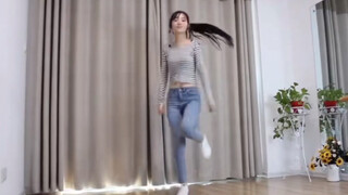 The female teacher danced "Lingbo Weibu" crazily, this is the real ghost step