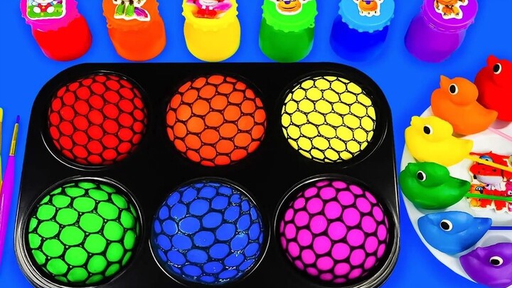 解压球变成五颜六色的染料，染出多彩小鸭子，真是有趣