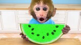 Monkey Baby Bon Bon eats Watermelon Jelly with puppies and bathes with ducklings in the bathroom