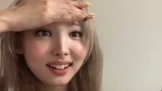 โม: พี่สาว เธอก็เหมือนคนงี่เง่านะ นายอน: เมื่อวานมีอะไรบางอย่างอยู่ แล้วฉันก็ชนมันจริงๆ เลย...
