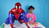 Rosso dan Blue Ultraman membawakan mainan Spider-Man balon yang pas untuk Ozawa, serta mainan sandal