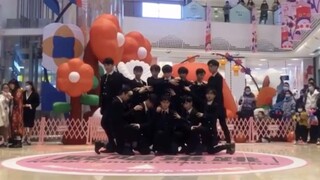 【IZONE】12 anak laki-laki menari mengikuti lagu baru IZONE Panorama｜Road show keenam Wuhan