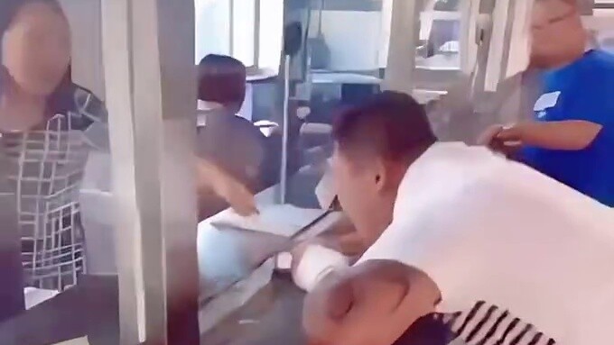 Harimau berpura-pura meminum pil tidur secara tidak sengaja. Tolong jangan menirunya.