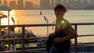 在海边夕阳下用尽全力跳seventeen的rock with you