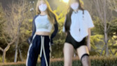 Khi bạn nhìn thấy cảnh tượng này trên đường phố, bạn nên quan sát nó ít nhất 100 mét.