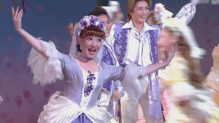 กระโปรงหรูหราและเครื่องประดับระยิบระยับของบริษัท Takarazuka Revue