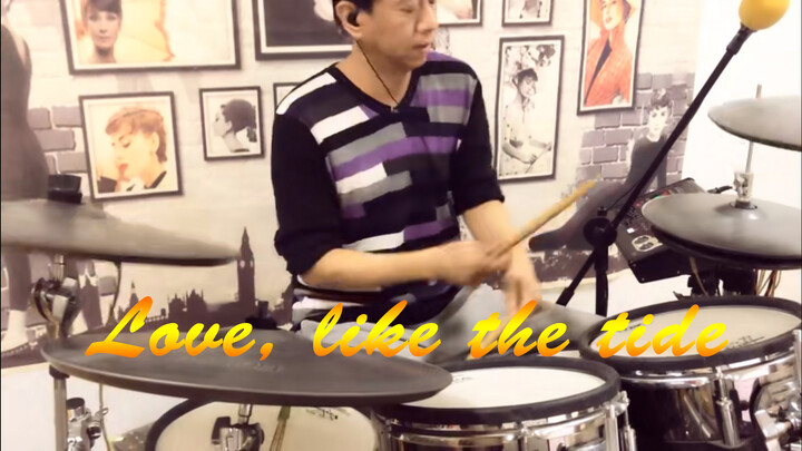 Memainkan " Love as Tidewater" dengan drum.