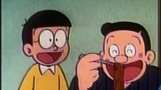 Nobita feeds his father the noodles he spit out. How filial he is!