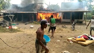 terjadi kebakaran di desa bandilan 1 rumah ludes terlahap si jago merah..