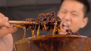 Mix the sauce from eight packs of spicy rice noodles into one bowl! Challenge the spiciest Xinjiang 