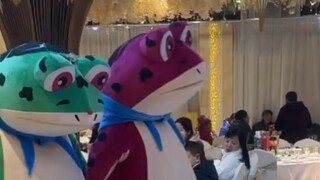 Kerabat: Di mana kedua mempelai? Orangtua: Kedua katak yang menari itu adalah…