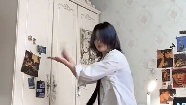 Trainee SM sudah lama menari di ponselku