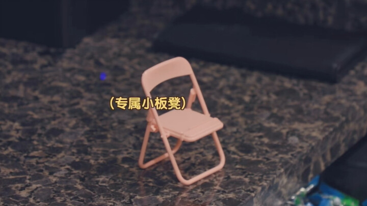 【威神V】第一次知道海底捞还有专门放小卡的椅子？？！！之前都白吃了！