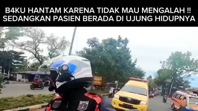 pengendara tidak mau kalah dengan ambulan