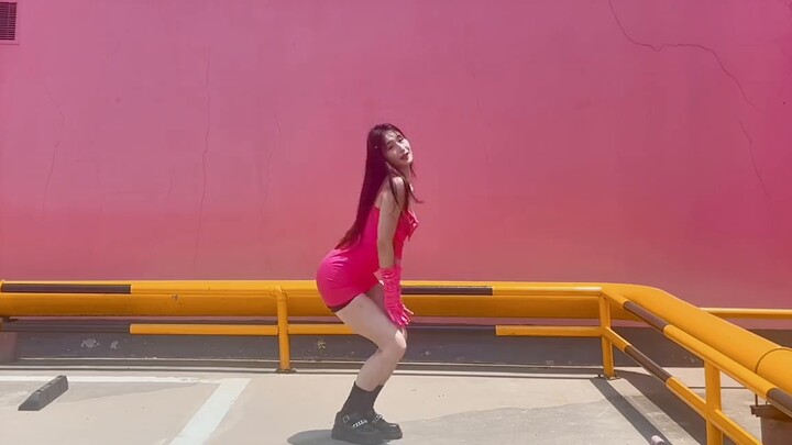 Pink Warriors dancing under the 35-degree sun (G) I-DLE QUEENCARD's "Last Train"