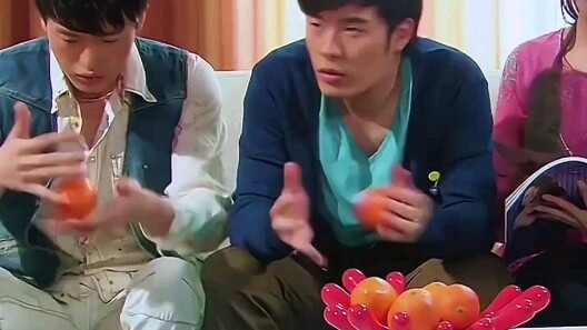 Beat him down and praised him for being handsome, and in the end everyone laughed, hahahaha