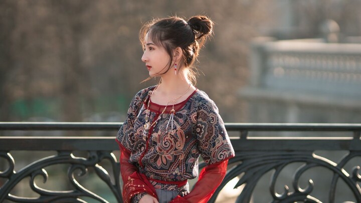 Các cô gái Nga mặc Hanfu và múa ba lê trước Nhà hát Bolshoi ở Nga