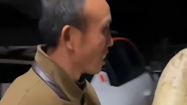 "Kita sepakat untuk tumbuh bersama, tetapi kamu tetap seperti anak kecil! Apakah di desamu ada wali 