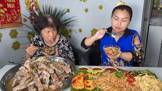 Chiêu đãi mẹ THÁP SƯỜN SỐT THÁI KHỔNG LỒ & Pad Thái