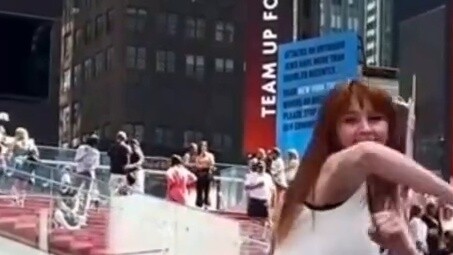 Foreign fans imitate Taylor Swift's movements and dance Delicate in New York's Times Square