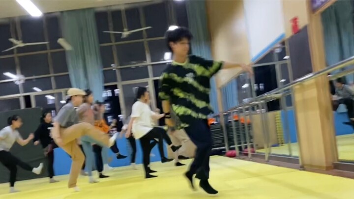The so-called bboy's physical fitness is used to roll in other lockers