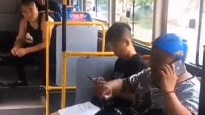 Saudara Dao menyalakan bom di bus💣
