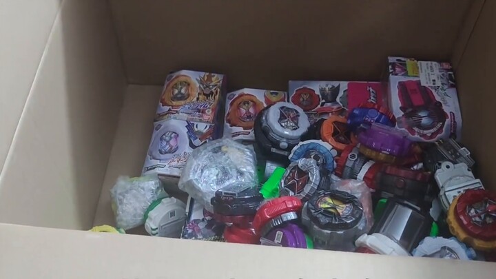 Lấy ba thùng carton lớn và đóng gói một bộ đồ chơi Kamen Rider trị giá 20.000 nhân dân tệ, ông chủ g