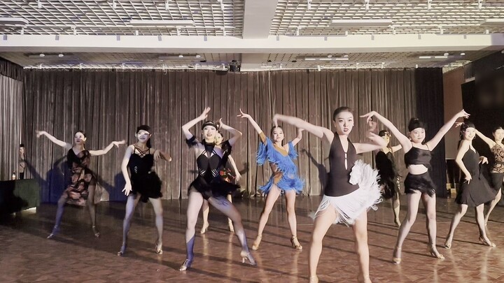 The collective Latin dance performance by the 23rd class of students, the more I watch it, the more 