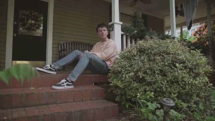 Alec Benjamin - Let Me Down Slowly [Official Music Video]