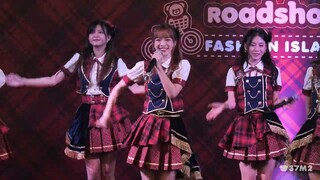 BNK48 New - Iiwake Maybe @ BNK48 13th "Iiwake Maybe" Roadshow Mini Concert [Fancam 4K 60p] 230423