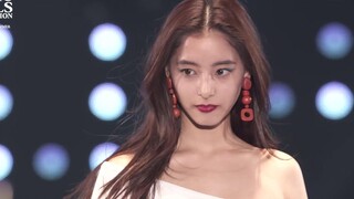 [Yuko Araki] Nữ diễn viên lồng tiếng Nhật Bản trên sàn catwalk