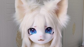 Mèo lông dài được cắt tỉa lạnh lùng và u sầu (kig fursuit) tự làm