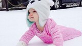 ทารกน่ารักเล่นหิมะครั้งแรก - วิดีโอตลกเด็กกลางแจ้ง