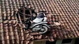 Orang Naik Motor Nancep Di Atap Rumah...