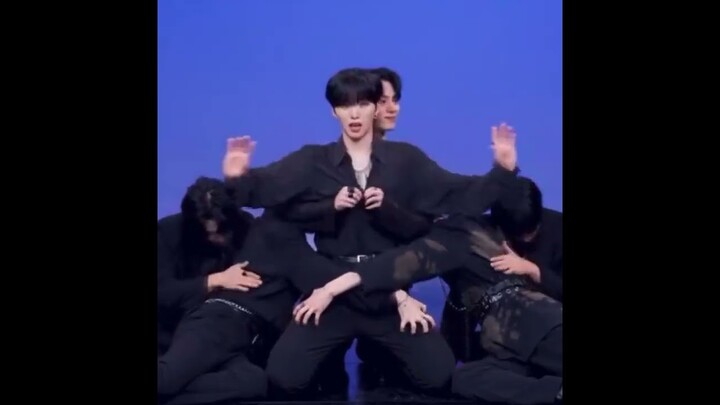 Seoho taking his revenge on woong for undressing him💀#oneus #seoho #hwanwoong