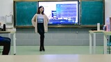 [Nhảy] Cô giáo dạy Vật lý nhảy 'ごくらくじょうど' trong lớp học