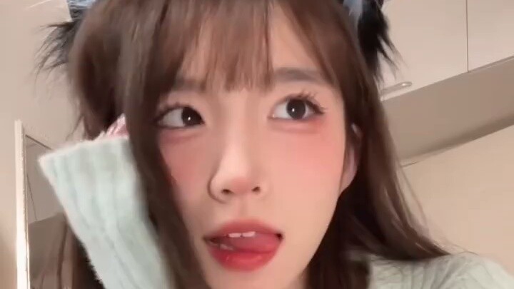 Xue Xue loves to daydream