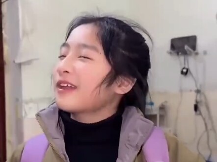 妈妈晒出自己的两个女儿，考完试反差太大。网友:学渣的快乐，学霸体会不到