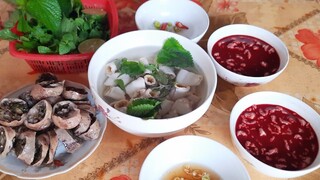 lê toàn ăn sáng tiết canh lòng lợn quá ngon.