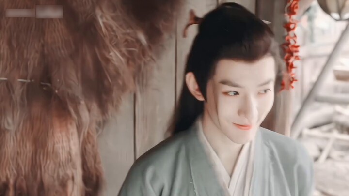 "ท่านมีรูปงามอันเป็นเทวะทำให้เพศพร่าเลือน เหมือนกับพระโพธิสัตว์ที่กำลังลดคิ้วลง"