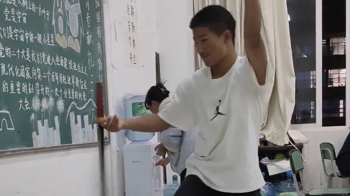 刀花背刀  传统景颇刀舞  这位同学舞的真棒！