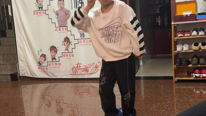 这么努力跳舞，还不是为了老了能在广场舞站C位